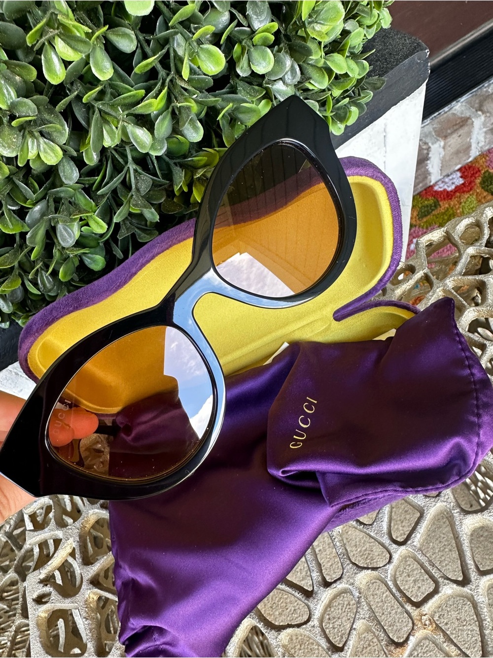 GUCCI Cat-Eye Sunglasses in Black